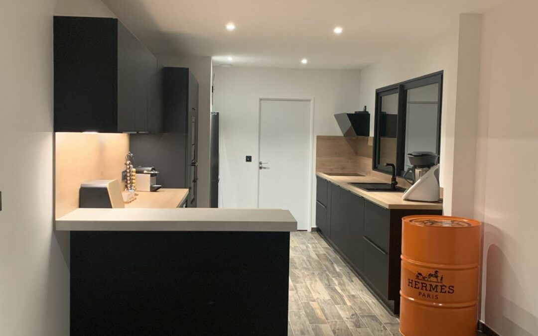 Cuisine moderne en Indre-et-Loire : intégrez le style contemporain à votre habitat avec des astuces professionnelles